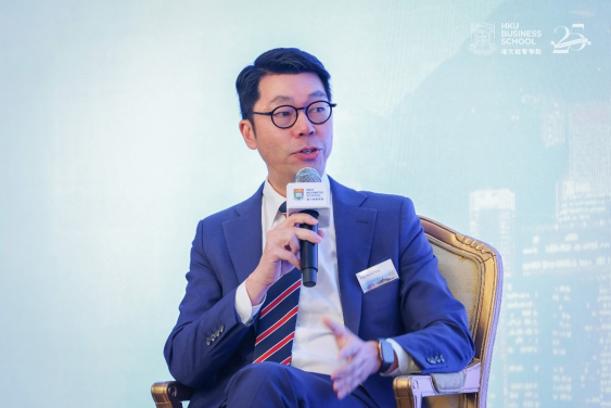 Prof. Heiwai Tang, Associate Vice-President (Global) of HKU, Associate Dean (External Relations) of HKU Business School, moderating the panel.